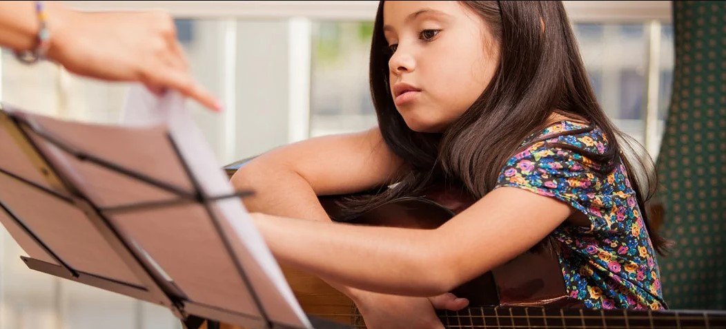 chia sẻ kinh nghiệm học guitar cho người mới