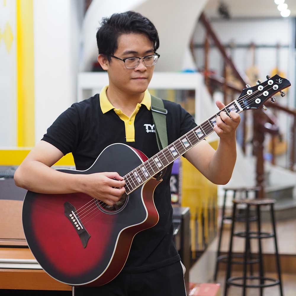 đứng đánh đàn gutiar