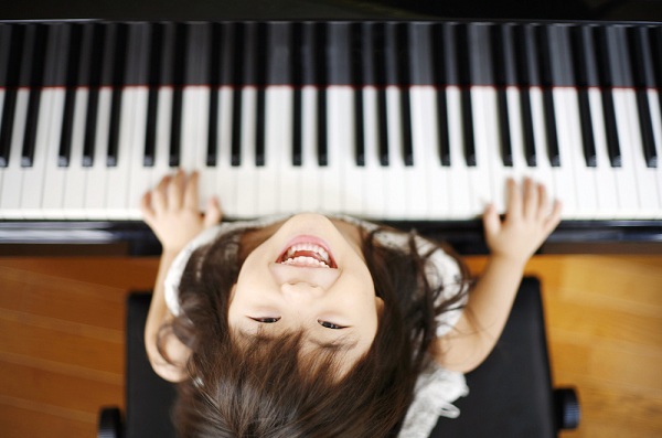 lợi ích từ việc cho bé học đàn piano