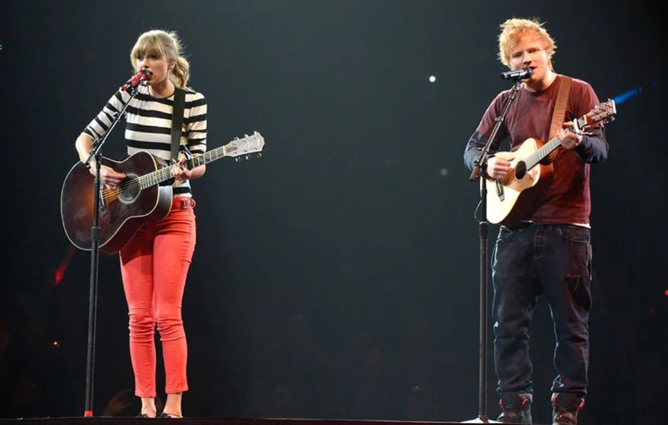 tư thế đứng đánh đàn guitar