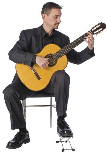 tư thế ôm đàn guitar cổ điển