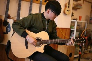 tư thế ôm đàn guitar đệm hát