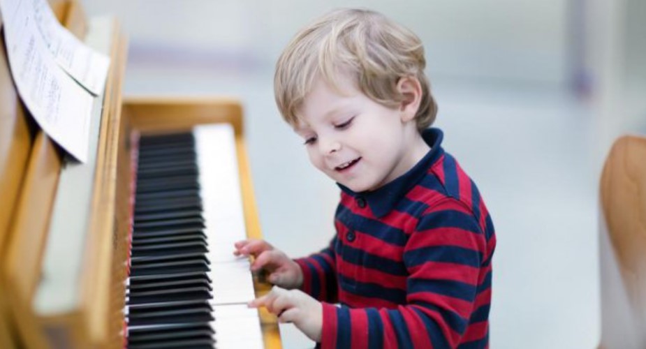 bé học đàn piano