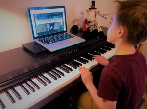 lợi ích học đàn piano