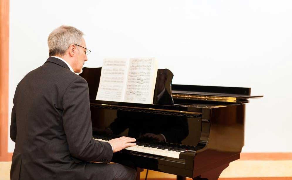 lợi thế khi học đàn piano cho người lớn