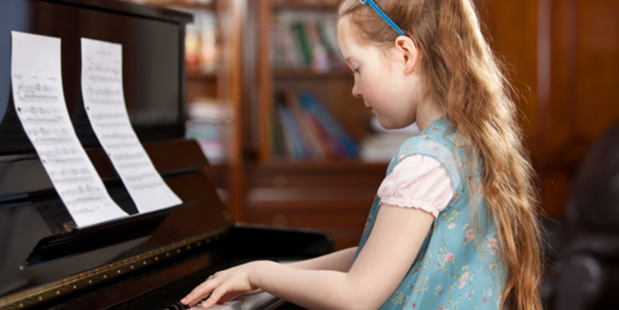 trẻ con mấy tuổi cho học đàn piano