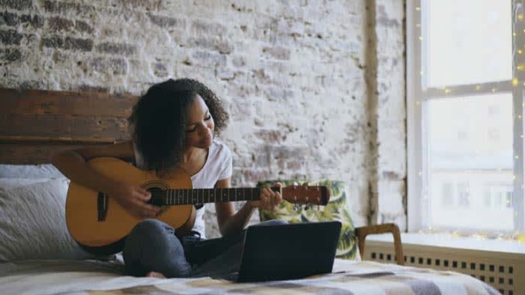 ưu điểm học đàn guitar tại nhà