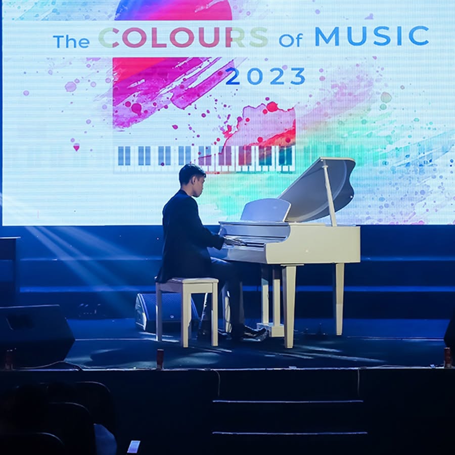 Bé mới học nên chọn piano cơ hay piano điện